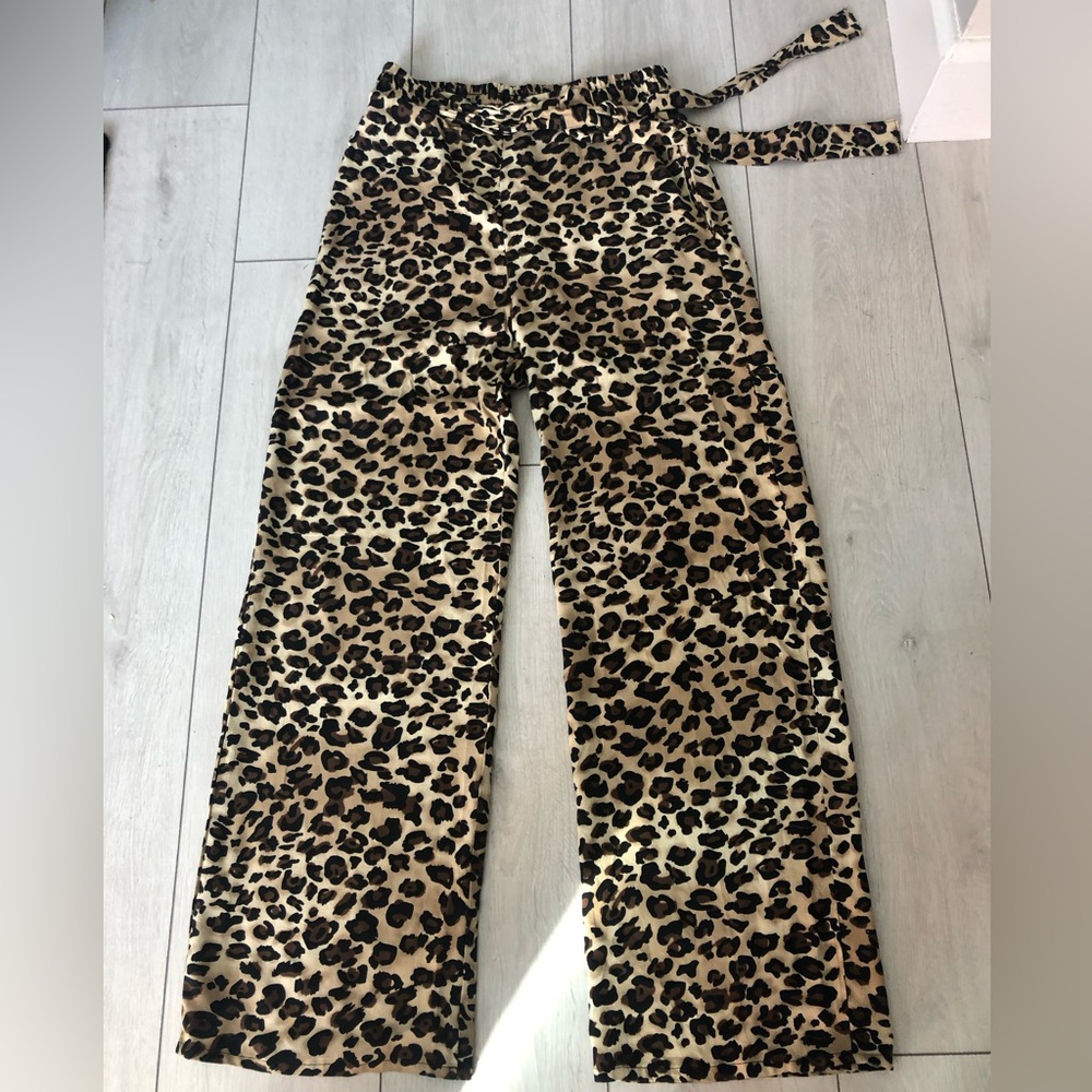 Leopard Print Wide Leg Pants with elastic tie belt.Size  M